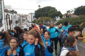 La  carroza anunciadora del Carnaval recorrió este miércoles el centro de la ciudad (Foto TA)